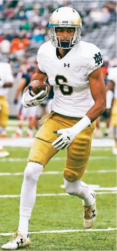  ?? FOTO: IMAGO ?? Equanimeou­s St. Brown im Trikot seines College-Teams Notre Dame Fighting Irish. Künftig wird er in der NFL für Green Bay auflaufen.