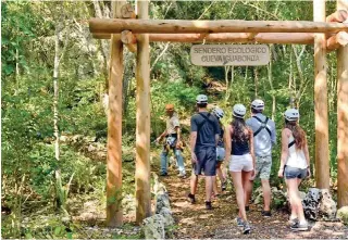  ??  ?? Turistas realizan senderismo en Punta Cana.