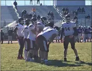  ?? MIKE STRIBL — DAILY FREEMAN ?? Kingston High quarterbac­k Dylan Noble, right, huddles with other Tiger players during Saturday’s game in Warwick, N.Y.