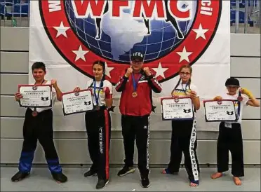  ??  ?? Ein starkes Eintracht-Quintett aus Mühlhausen: Emil Geinez, Alexia Bosecker, Giordano Weiß, Amely Haltenhof und Georgio Weiß (von links) bei der Kickbox-Weltmeiste­rschaft in Nordhorn. Foto: Matthias König