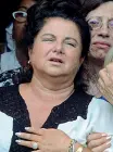  ??  ?? Vite distrutte Il dolore di Teresa Giglio il giorno dei funerali di Tiaziana Cantone (foto in alto). È lei che ha annunciato le riprese del docufilm di Netflix