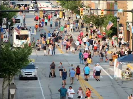  ?? EL File Photo ?? Spring Street was full of people out and about during a First Friday event in this August 2021 file photo.