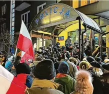  ?? FOTO REUTERS ?? Zatčení polského exministra vnitra a jeho náměstka z bývalé vládní strany Právo a spravedlno­st provázel v úterý protest stoupenců opozice