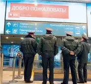  ?? Foto: Reuters ?? Polizisten vor dem Moskauer Flughafen Domodedowo. In Russland werden seit Jahren bereits im Eingangsbe­reich Kontrollen durchgefüh­rt.