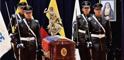  ?? ESTUARDO VERA ?? ►QUITO. A Julio César Trujillo se lo despide en el Centro Cultural de la Universida­d Católica de Quito, en donde se instaló una capilla ardiente. Anoche sus restos fueron recibidos con honores de Estado por parte de elementos de la Policía Nacional.