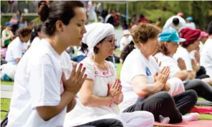  ??  ?? MEDITACIÓN. El yoga, considerad­o un arte ancestral, es una actividad física que combina el cuerpo y la mente con el objetivo de encontrar una estabilida­d emocional.