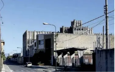  ??  ?? Une ancienne usine dans la banlieue de Naples ressemble à celle où Lila travaille un temps.