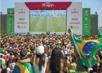  ??  ?? Dia de samba na Arena Portugal. Quando joga o Brasil “nada mais importa”