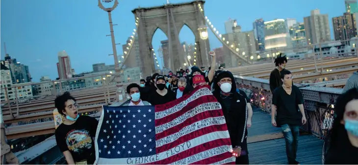  ?? (Ap Photo/wong Maye-e) ?? Sul ponte Una manifestaz­ione di solidariet­à con George Floyd e contro il razzismo sul ponte di Brooklyn a New York