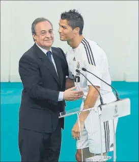  ?? FOTO: EFE ?? Cristiano Ronaldo, junto a Florentino Pérez, el día que fue presentado