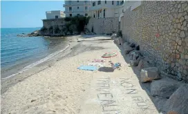  ??  ?? Protest am kleinen Strand: „Nein zu Bauarbeite­n“fordern
Unbekannte auf einem frischgego­ssenen Betonsocke­l.