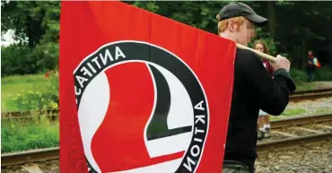  ?? Foto: Wanja Wegener ?? Unter der Antifa-Fahne nach »JWD« ins Sommercamp