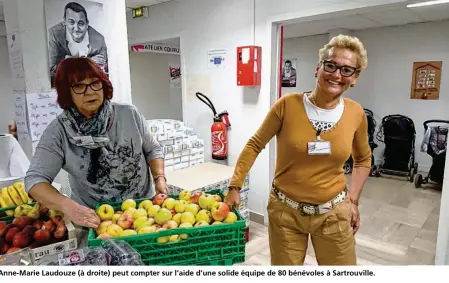  ??  ?? Anne-marie Laudouze (à droite) peut compter sur l’aide d’une solide équipe de 80 bénévoles à Sartrouvil­le.