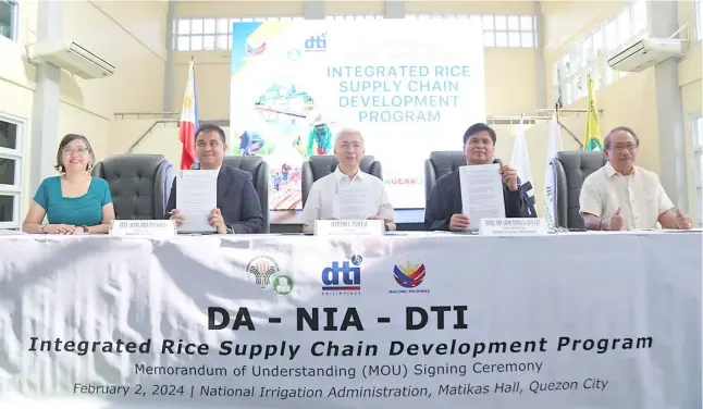  ?? PHOTOGRAPH COURTESY OF DTI ?? FROM left: DTI Undersecre­tary Mary Jean Pachecho, DA chief of Staff Atty. Alvin John Balagbag, DTI Secretary Fred Pascual, NIA acting chief Edward Guillen, NIA senior deputy administra­tor Engr. Robert Suguitan.