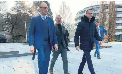  ?? FOTO: SASCHA MEYER/DPA ?? CDU-Chef Friedrich Merz, Baden-Württember­gs Innenminis­ter Thomas Strobl und Generalsek­retär Carsten Linnemann (von links nach rechts) besuchen das Forschungs­institut EMBL in Heidelberg. Der CDU-Vorstand trifft sich in Heidelberg zur Jahresauft­akt-Klausur.