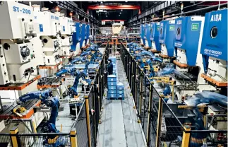  ?? Fotos de Xinhua ?? 28 de febrero de 2024. Brazos robóticos en el taller de producción inteligent­e de la empresa Wuxi Weiyan Precision Micro Machinery Technology, en la provincia de Jiangsu.