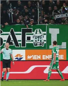  ??  ?? Das 325. Wiener Derby wurde nicht zum Ruhmesblat­t für die Fans von Rapid Wien APA (2)