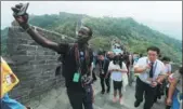  ?? CHENG GONG / FOR CHINA DAILY ?? Omunu Edir Dauneto Stephen, a journalist from South Sudan Broadcasti­ng Corp, takes a selfie during a visit to the Mutianyu section of the Great Wall in Beijing on Saturday.