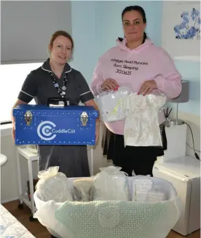  ??  ?? Bereavemen­t Midwife Bex Walsh with Sarah Parsons, who donated the cots