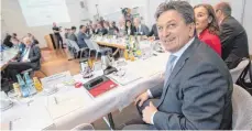  ?? FOTO: DPA ?? Sozial- und Integratio­nsminister Manfred Lucha (Grüne) hatte zum runden Tisch der Religionen nach Stuttgart eingeladen.
