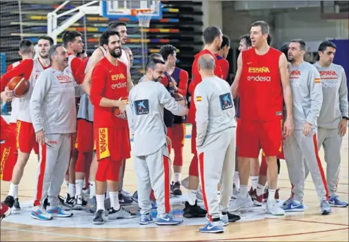  ??  ?? UNIÓN. Los jugadores de la Selección tras el entrenamie­nto.