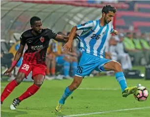  ?? Photo by Dhes Handumon ?? Al Ahli’s Eissa Ahmed is challenged by Dibba’s Omar Ahmed on Saturday. —