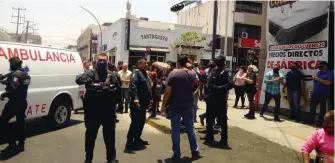  ??  ?? Cuando los locatarios quitaron los conos, policías intervinie­ron para cerrar la calle.