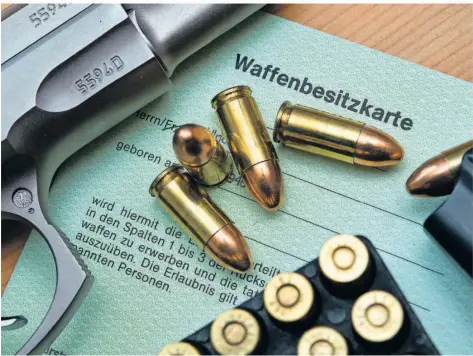  ?? FOTO: PATRICK PLEUL/DPA ?? Bei „Reichsbürg­ern“im Saarland kam es bisher mehrfach vor, dass die saarländis­chen Waffenbehö­rden die Waffenbesi­tzkarte eingezogen haben.
