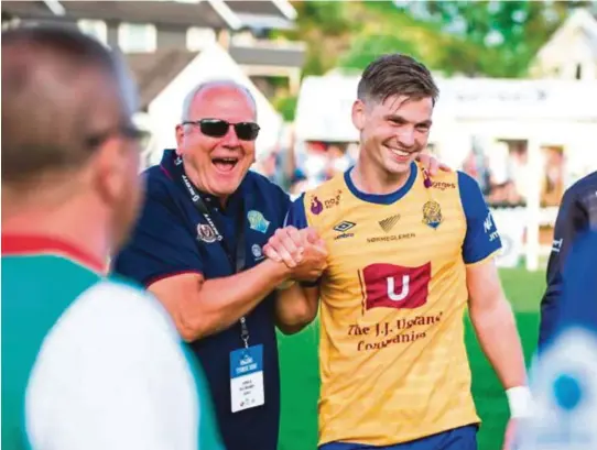  ?? FOTO: ELISABETH GROSVOLD ?? SENDER STIKK: Espen Knudsen, her sammen med styreleder Per Gunnar Topland, håper Jerv setter plublikums­rekord på Norac stadion. Søndag 29. juli møter de Sogndal, og Knudsen håper flest mulig Jerv-fans tar turen.