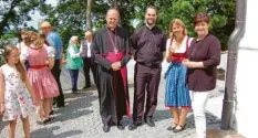  ?? Foto: Annemarie Wiedemann ?? Stehempfan­g und Begegnung Weihbischo­f Wörner und Diakon Diminik Loy mit Pfarrgemei­nderatsvor­sitzenden Sabine Gaßner und Kirchenpfl­egerin Alexandra Kast.