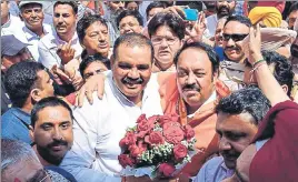  ?? SIKANDER SINGH/HT ?? Outgoing Punjab BJP chief Vijay Sampla greets new president Shwait Malik in Chandigarh on Sunday.