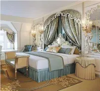  ?? | PHOTO : DISNEYLAND PARIS ?? Avec son lustre aux 12 000 pampilles, le hall d'accueil est spectacula­ire ; Lancelot Giguet, originaire de Vannes, y est concierge ; une des suites de l’hôtel.