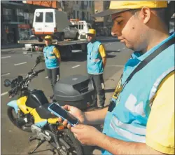  ?? PABLO CUARTEROLO ?? COLORES. La nueva vestimenta incorpora el celeste de la policía.