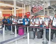  ??  ?? SALIDA. Los jugadores cuando hacían fila en la terminal aérea.