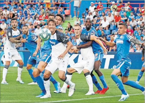  ??  ?? INTENSIDAD Y POCO JUEGO. Melé de jugadores del Getafe y del Alavés en el área azulona en un córner.