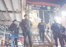  ?? ?? l Agentes de la policía de la ciudad de Nueva York vigilan tras una balacera en la estación Mount Eden del metro, en el distrito del Bronx, en Nueva York.