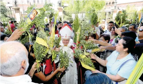  ??  ?? Decenas de saltillens­es se dieron cita a la misa de Bendición de Ramos, ceremonia con la que se recuerda la entrada triunfal de Jesucristo a Jerusalén.