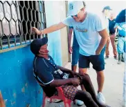  ??  ?? Carlos Vives visitando a Maximilian­o en la casa que le regaló el cantante samario en Santa Marta.