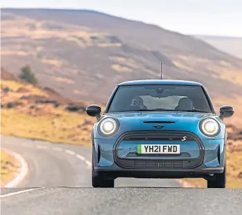  ?? ?? GRIPPING DRIVE: The Mini Electric is just as entertaini­ng as the petrol Mini Cooper S.