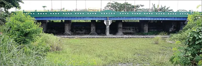  ?? BOY SLAMET/JAWA POS ?? BIAR BERMANFAAT: Kali mati Jabon akan kembali difungsika­n Pemkab Sidoarjo sebagai tempat penampunga­n air untuk bahan baku PDAM dan sarana wisata.