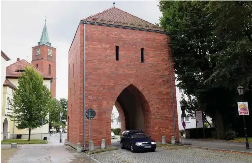  ?? Fotos (2): nd/Ulli Winkler ?? Das Mühlentor wurde auf Initiative eines Vereins 2013 am historisch­en Zugang zur Altstadt wiedererri­chtet, im Hintergrun­d die St.-Marien-Kirche.