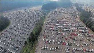  ?? MÁRCIO FERNANDES/ESTADÃO - 25/5/2016 ?? Fábricas paradas. Mesmo com produção suspensa, estoques de carros estão elevados