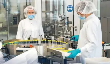  ?? FOTO: GETTY ?? Produktion des Biontech-Pfizer-Vakzins Comirnaty in der Nähe von Hamburg: Die Aktien des Impfstoffp­ioniers Biontech sind begehrt.