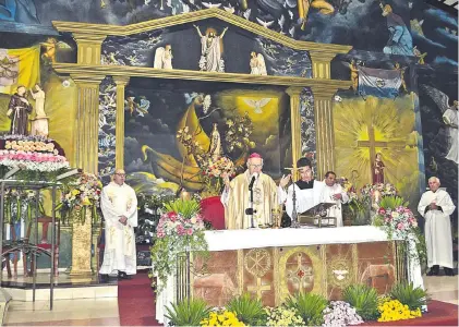  ??  ?? Monseñor Joaquín Robledo presidió la misa central en honor de San Antonio.