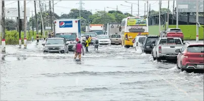  ?? MIGUEL CANALES / EXPRESO ?? Carretera. Los moradores del sector han tenido que acostumbra­rse a vivir con el agua hasta las rodillas.