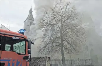  ?? FOTO: JASMIN BÜHLER ?? Glück im Unglück: Weil die Pfarrkirch­e St. Jodok ein freistehen­des Gebäude ist, konnte die Gefahr eines sich ausbreiten­des Feuer gebannt werden.