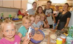  ?? Foto: Zita Schmid ?? Beim Ferienspaß in Kellmünz waren unter anderem kleine Pizzabäcke­r am Werk. 116 Kinder nahmen in diesem Jahr an verschiede­nen Aktionen teil.