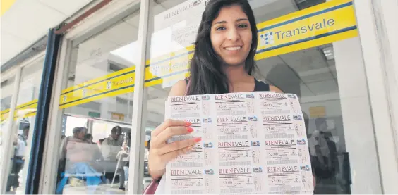  ??  ?? TRÁMITE. Cada ciclo escolar se renueva la inscripció­n al programa que otorga los pasajes para el transporte público metropolit­ano.