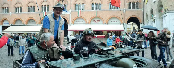  ??  ?? In piazza dei Signori Gli alpini sono arrivati a nel cuore di Treviso da tutte le provine d’Italia e con tutti i mezzi a disposizio­ne