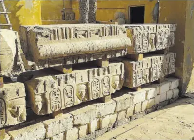  ?? Museu Egipci ?? Alguns dels blocs del temple ptolemaic trobats a Sharona. A baix, moneda de Ptolemeu I.